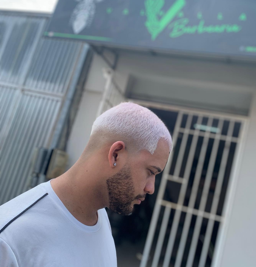 Corte baixo com cabelo platinado