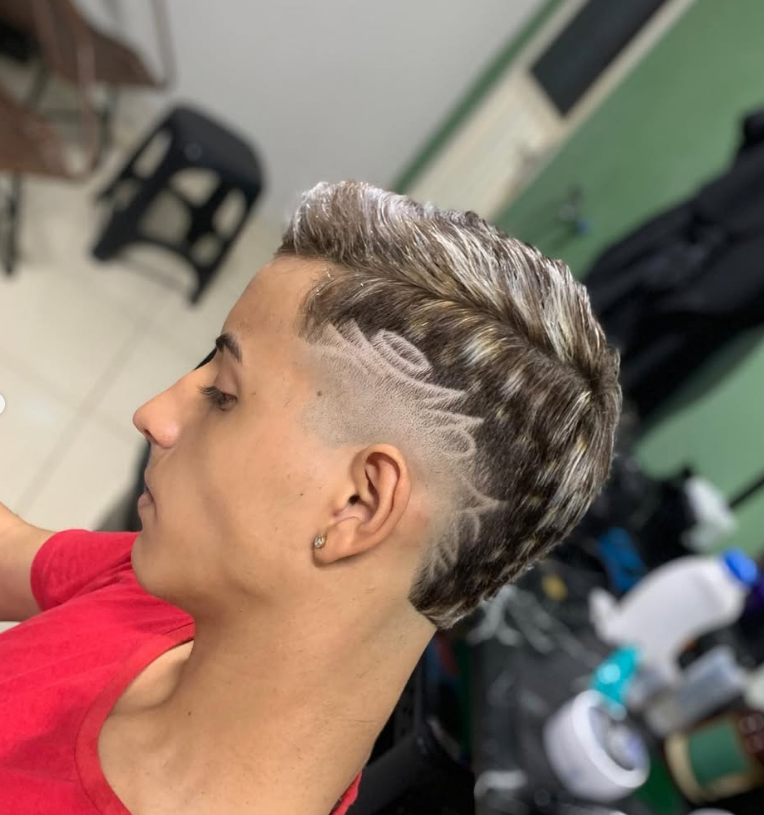 Corte moicano com desenho lateral